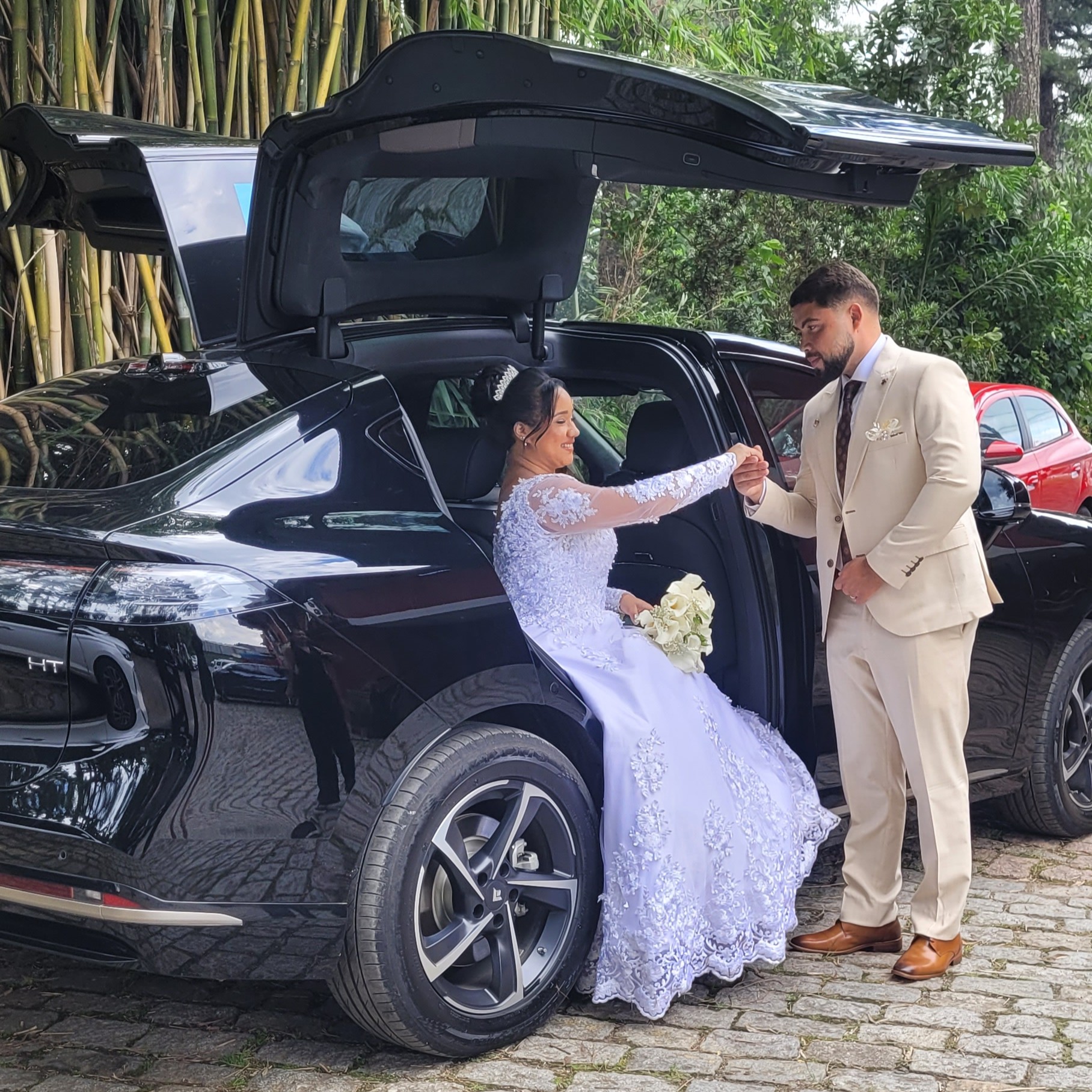 Noiva desembarcando do GAC Hyptec HT com auxílio do noivo